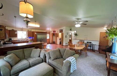 Cozy Palmer Retreat with Steam Sauna and Playground - Foto 12