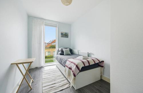 Steps from Train Station - Modern 2-Bedroom with Balcony & Cambridge Amenities, Family Friendly - Foto 11