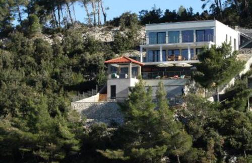 Beachfront Luxury Villa with Private Pool and Stunning Sea Views - Photo 1