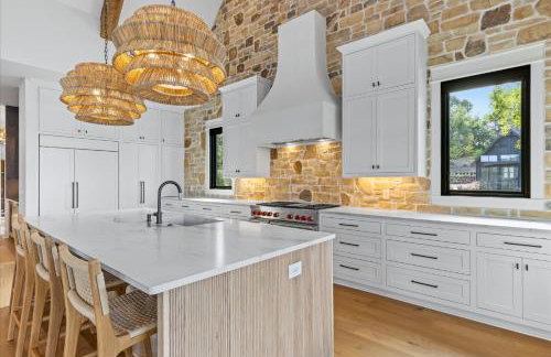 Luxe Lake Martin Home Pool Hot Tub Boat Dock - Foto 16