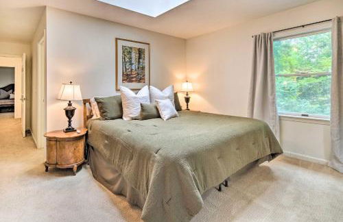 Deck with Fireplace Pet-Friendly Lake Lure Retreat - Foto 18