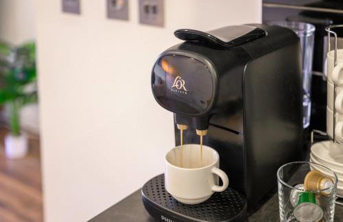 Panoramic City Views Elegant 2BR, 2 Min to Metro - Foto 12