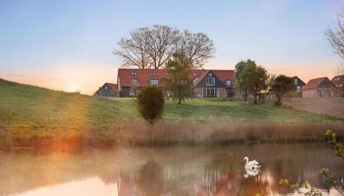 GUT KLETKAMP "Mühlenhof 3" - Ruhige Ferienwohnung mit 2 Schlafzimmern I Terrasse mit See- & Naturblick I Gemeinschaftsgarten I 15 Min zur Ostsee I Küche I Parkplatz I Waschmaschine I WLAN - Foto 3