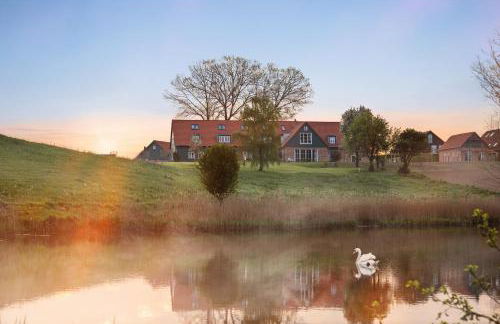 GUT KLETKAMP "Mühlenhof 3" - Ruhige Ferienwohnung mit 2 Schlafzimmern I Terrasse mit See- & Naturblick I Gemeinschaftsgarten I 15 Min zur Ostsee I Küche I Parkplatz I Waschmaschine I WLAN - Foto 3