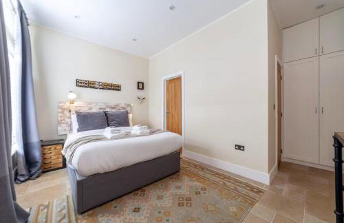 Beautiful light filled apartment in London - Photo 18