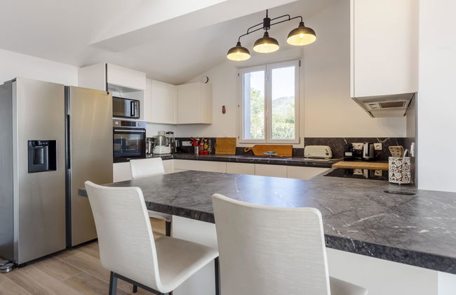 4 bedroom House in Bormes-les-Mimosas with garden and terrace - Photo 8