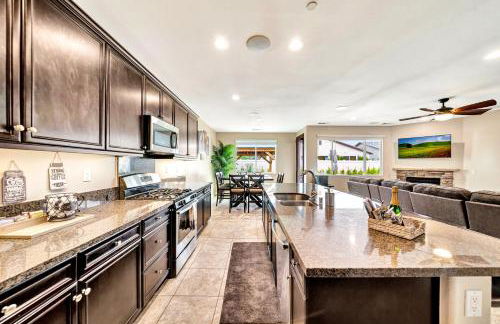 IndioStay 5min to Coachella & Stagecoach Fest -Private Pool, Water Slide, Waterfall, Jacuzzi, Fire Pit - Foto 3