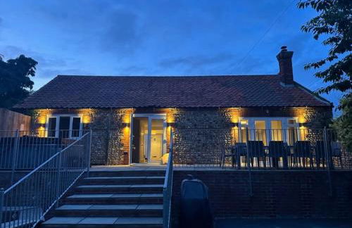 Bromholme Cottage Bacton - Sleeps 10, hot tub, close to beach - Photo 17