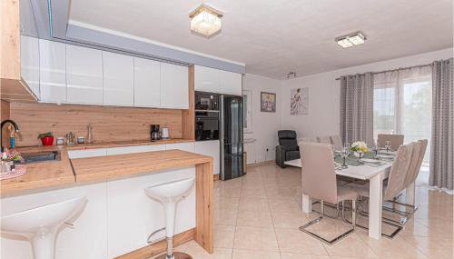 Awesome Home In Ruzic With Jacuzzi - Foto 5