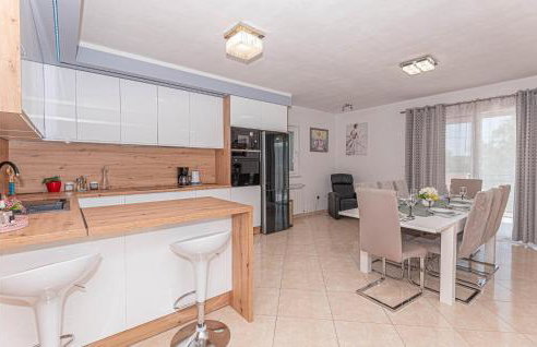 Awesome Home In Ruzic With Jacuzzi - Foto 5