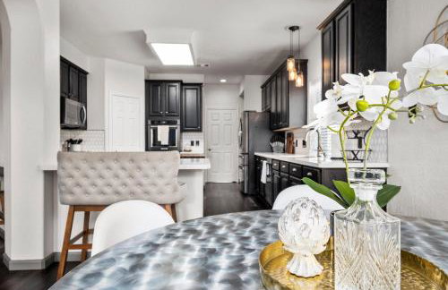 Upscale 4BR Cypress Home w Pool, Hot Tub, Theater, Sleeps 20 - Foto 36