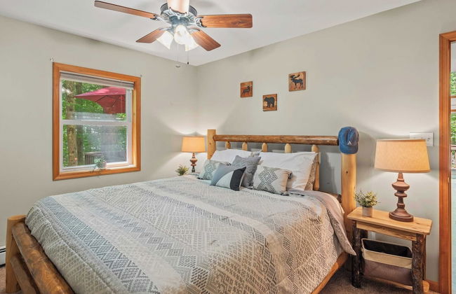 Lake + Pool Access, Game Room, Firepit, Deck Tawny and Peaceful by Avantstay - Foto 26