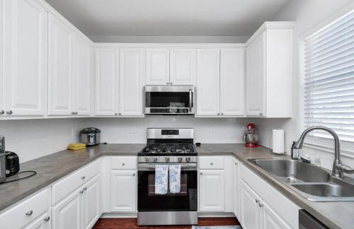 Summer Bliss 3BR Home, Walk to Beach Master Suite Sleeps 9 - Foto 17