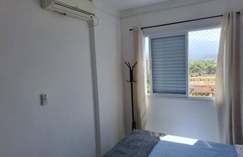 Apto aconchegante beira mar com ar no quarto - Foto 15