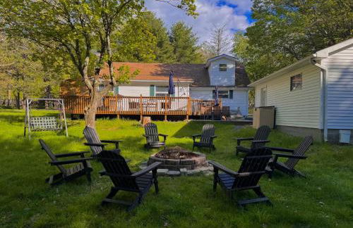 Cozy Pocono Home with a Hot Tub, Fire pit, Karaoke, Games and more! - Foto 26