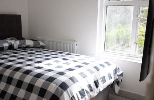 4 bedroom house with Garden, Parking & 3 mins Walking Distance from Train Station - Photo 41