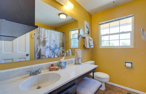 Spacious Aurora Retreat w/ Game Room + Hot Tub! - Foto 18