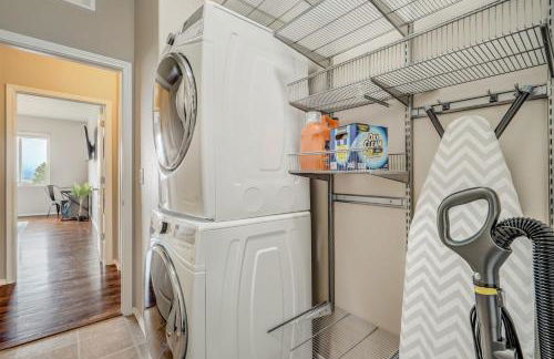 Mountain Breeze Villa w Mountain Views and Air Hockey - Foto 31