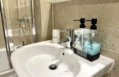 Luxury Waterfront Apartment With Panoramic View - Photo 15