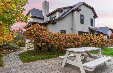 Modern Berkshires Farmhouse w Porch Fireplace Views Beaver Creek by AvantStay - Foto 1