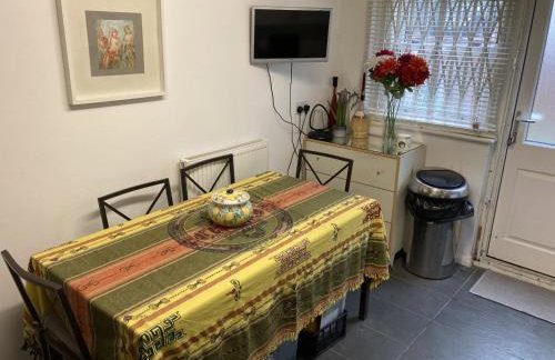 STUNNING GARDEN APARTMENT Central Exclusive Self Catering With Free Off Road Parking By Flat & Wiffi Beautifully Secluded 3 mins From All Amenities THIS IS A HOME NOT A HOTEL - Photo 7