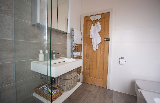 Contemporary Bright House 20 Min To Manc - Photo 28