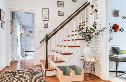 4,100-Sq-Ft Gem with Pool Table and Yard in Raleigh - Foto 12