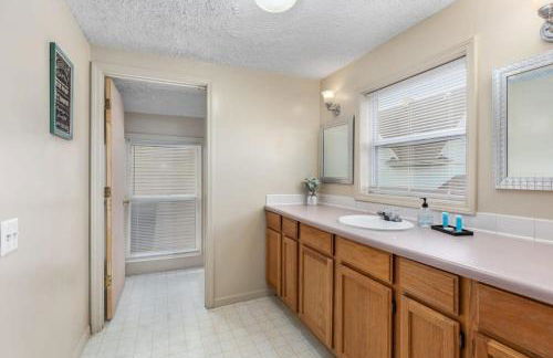 Charming 4BR Westside Home in Beer City USA - Foto 20