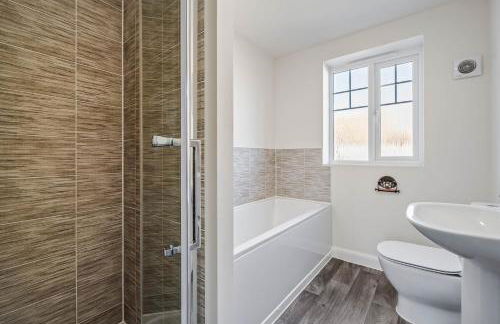 Beautiful and comfortable home away from home with free parking, fast wifi and white crisp hotel standard linen hosted by Our Home Short Stays - Photo 30