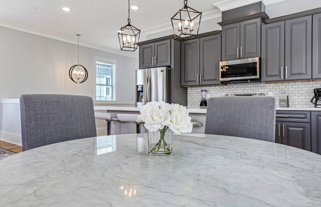 Chic 4 BR Condo - Large Pool - Perfect Location - Photo 38