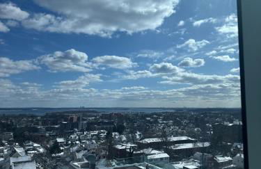 Luxury 1BR w Stunning Floor-to-Ceiling Water Views - Foto 22