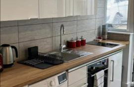 Stylish Detached Studio, Banstead with off street Parking - Photo 9