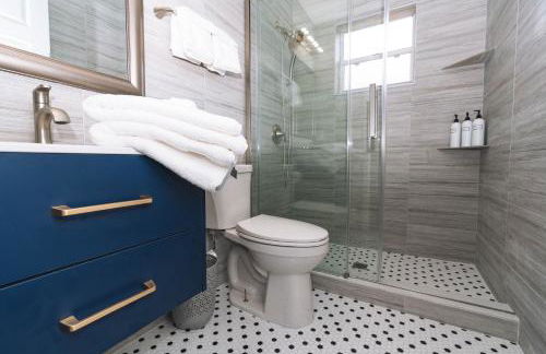 Golfers Paradise 4-hole PUTT-PUTT, Mega Chess with huge backyard, hammock - Photo 12