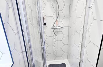 Rayan Heights Cosy 1 bedroom flat sleeps 2 perfect for contractors tourists families - Free parking - Foto 10