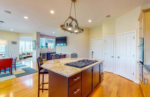 Deck and Private Dock! Winchester Creek Estate - Foto 13