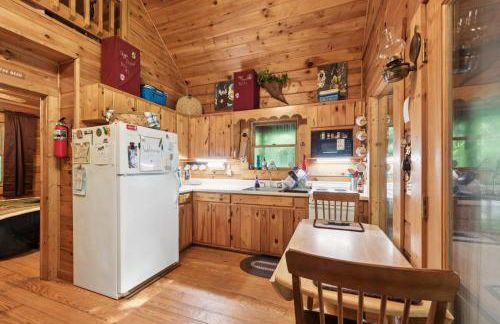 Cozy Creekside Cabin with Wraparound Porch home - Foto 6