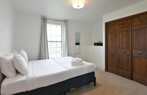 Sleeps 12, Wooded Lot, Near Ark, Great for Family - Foto 17