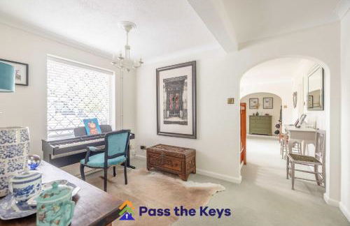 Detached countryside family home, set in extensive private gardens, with a hot tub - Pass the Keys - Photo 25