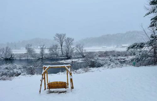 Caboose Tiny Home on river with hot tub near Stowe - Foto 14