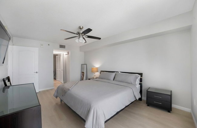 Luxurious 3BR Condo with Pool in Brickell - Foto 79