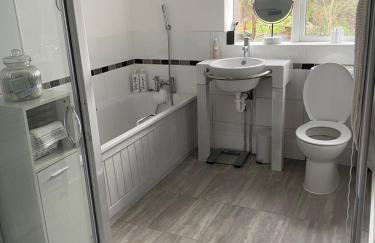 Large 6BR Home Sleeps 12 Free Parking & WiFi - Foto 24