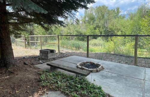 Cozy Cottage off Salmon River Tributary, in Town - Foto 7