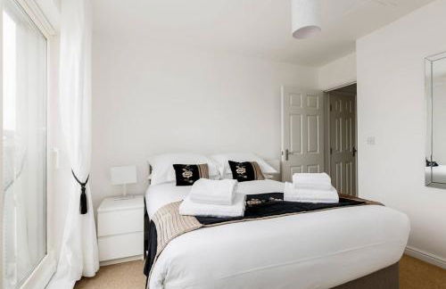 Ocean Breeze - Stunning Harbour Views from Private Balcony - Photo 7