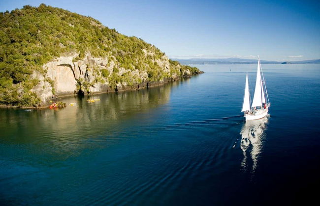Māori Rock Carvings Sailing Tour - Photo 2