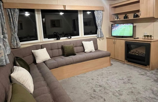 3 Bedroom Caravan - Sleeps 8 - Parking, Wifi, Pool - Photo 9