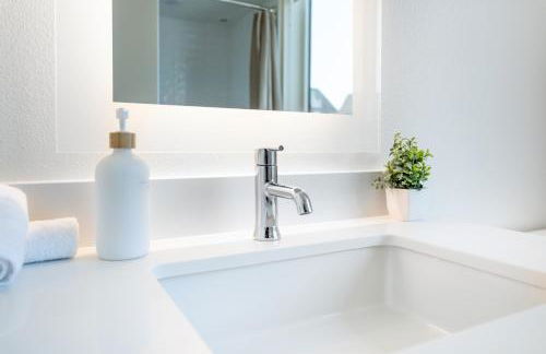 Luxury 2 Bedroom Residence With Fitness and Outdoor Pool - Photo 30