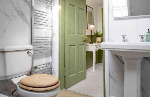 Historic Trackside Retreat, Charming Getaway - Photo 37