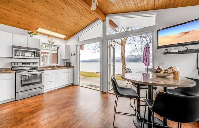 Beautiful Cozy Cabin on Lake Okanagan - Photo 9