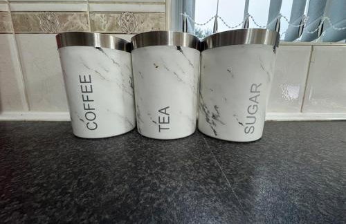 4 Beds House for Families & Contractors with Free Parking - Photo 16