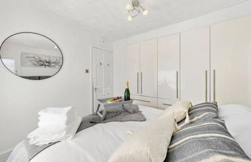 Home In Bletchley Milton Keynes, contractors favourite - Photo 47